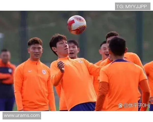 足球明星是否已在武汉亲自上场踢球引发球迷热议